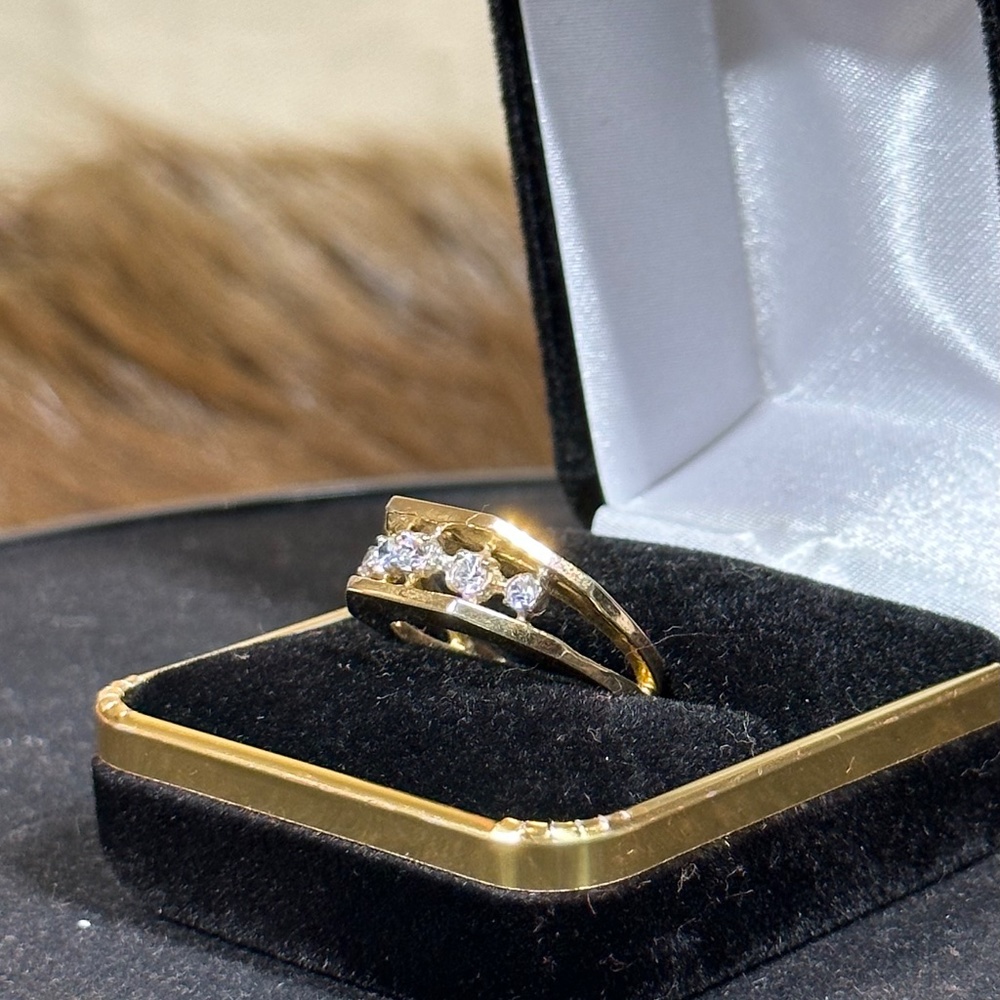 Gold Diamond Ring - Picture 3 of 4